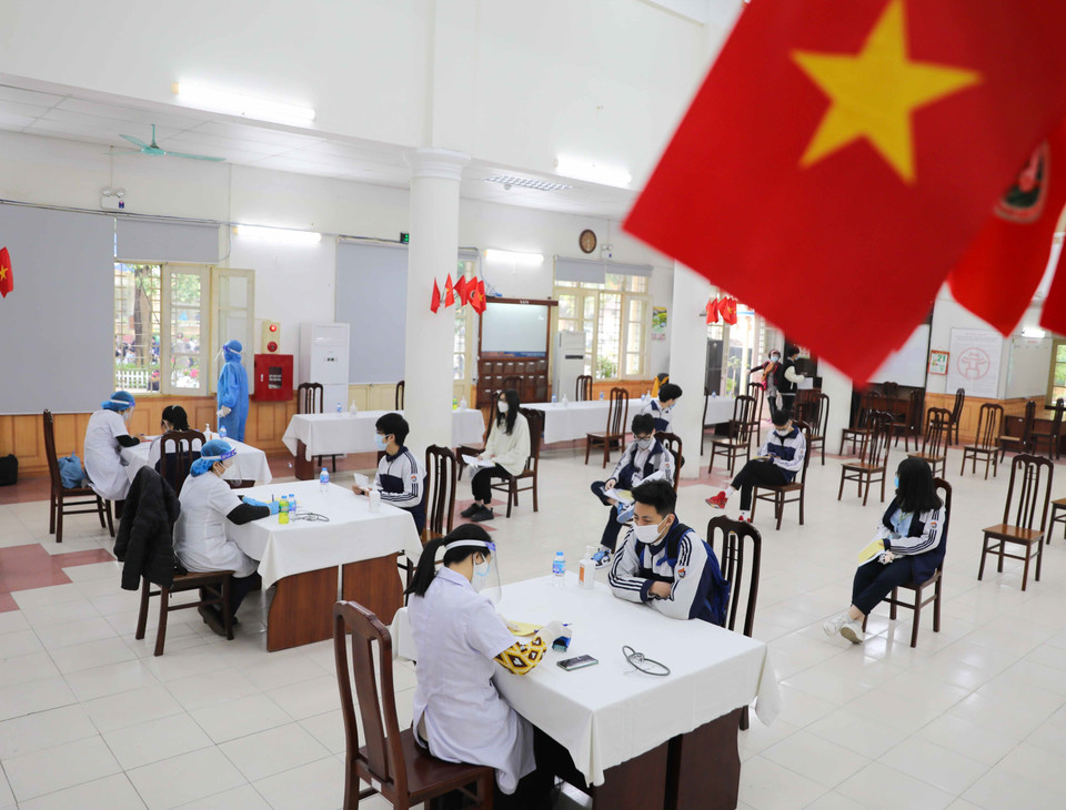 Sàng lọc trước khi tiêm mũi 2 vaccine phòng COVID-19 cho học sinh trường THPT Việt Đức. (Ảnh: Thanh Tùng/TTXVN)