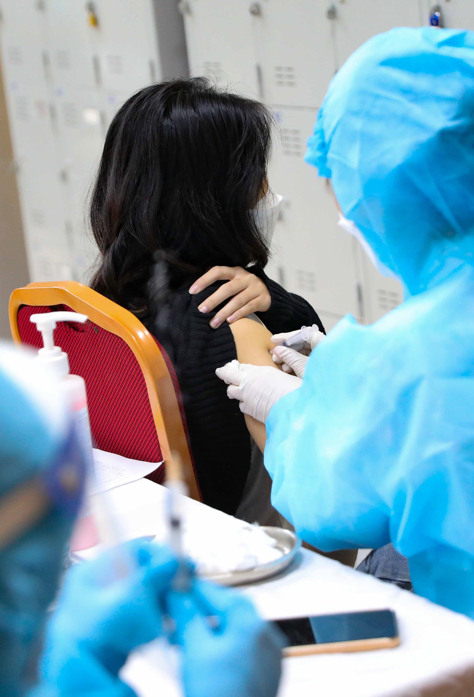 Tiêm mũi 2 vaccine phòng COVID-19 cho học sinh trường THPT Việt Đức trong sáng 22/12. (Ảnh: Thanh Tùng/TTXVN)