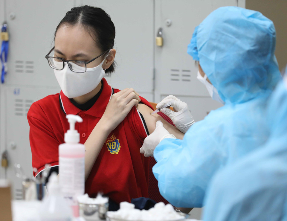 Tiêm mũi 2 vaccine phòng COVID-19 cho học sinh trường THPT Việt Đức trong sáng 22/12. (Ảnh: Thanh Tùng/TTXVN)