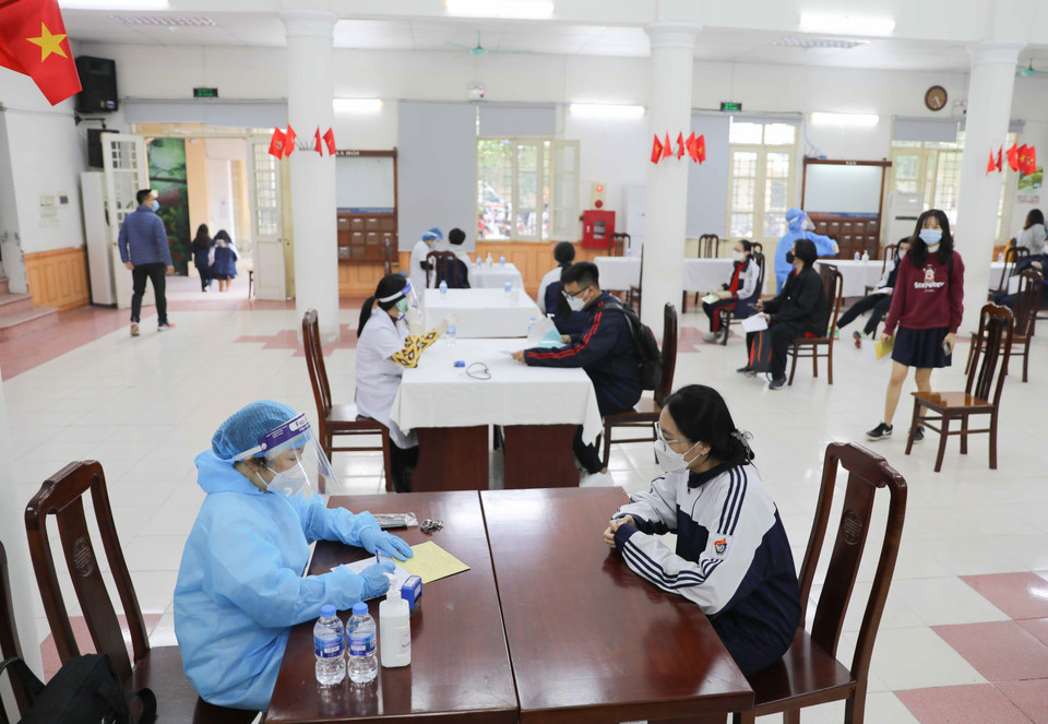 Hình ảnh sàng lọc trước khi tiêm mũi 2 vaccine phòng COVID-19 cho học sinh trường THPT Việt Đức. (Ảnh: Thanh Tùng/TTXVN)