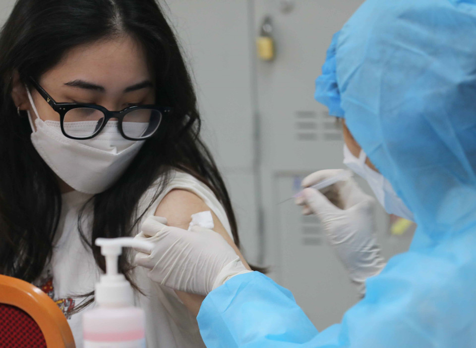 Học sinh trường THPT Việt Đức được tiêm mũi 2 vaccine phòng COVID-19 trong sáng 22/12. (Ảnh: Thanh Tùng/TTXVN)