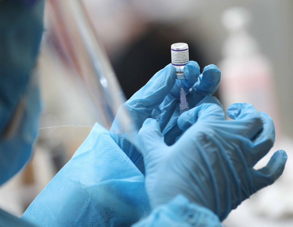 Vaccine phòng COVID-19 được sử dụng tiêm mũi 2 cho học sinh trường THPT Việt Đức. (Ảnh: Thanh Tùng/TTXVN)