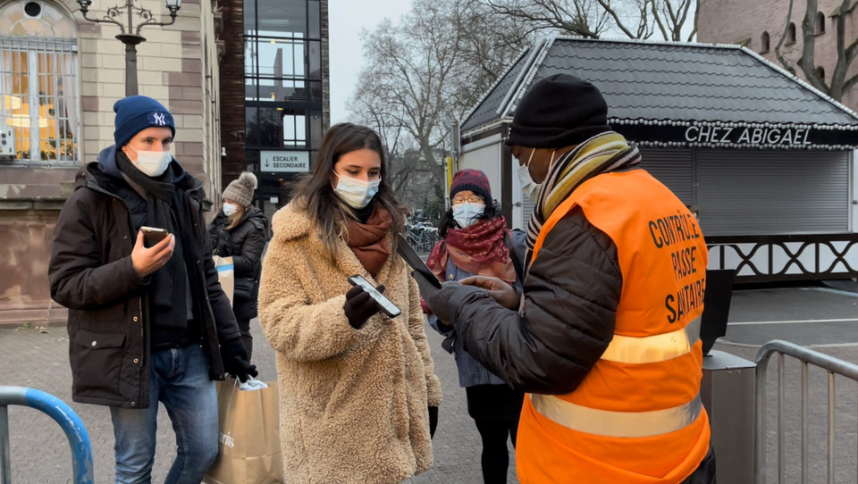 Kiểm tra thẻ y tế của khách vào chợ Noel Strasbourg. (Ảnh: Nguyễn Thu Hà/TTXVN)