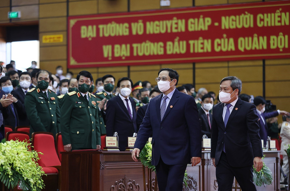 Thủ tướng Phạm Minh Chính đến dự buổi lễ kỷ niệm 110 năm Ngày sinh Đại tướng Võ Nguyên Giáp. (Ảnh: Dương Giang/TTXVN)