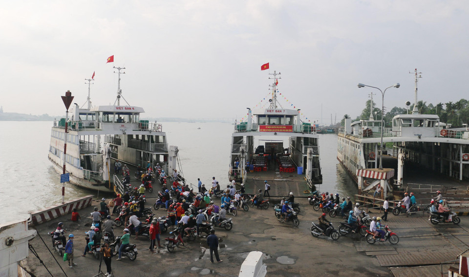 Những hàng khách cuối lên phà Việt Dan 1 - trước khi Bến phà Vàm Cống tạm dừng hoạt động. (Ảnh: Công Mạo/TTXVN)