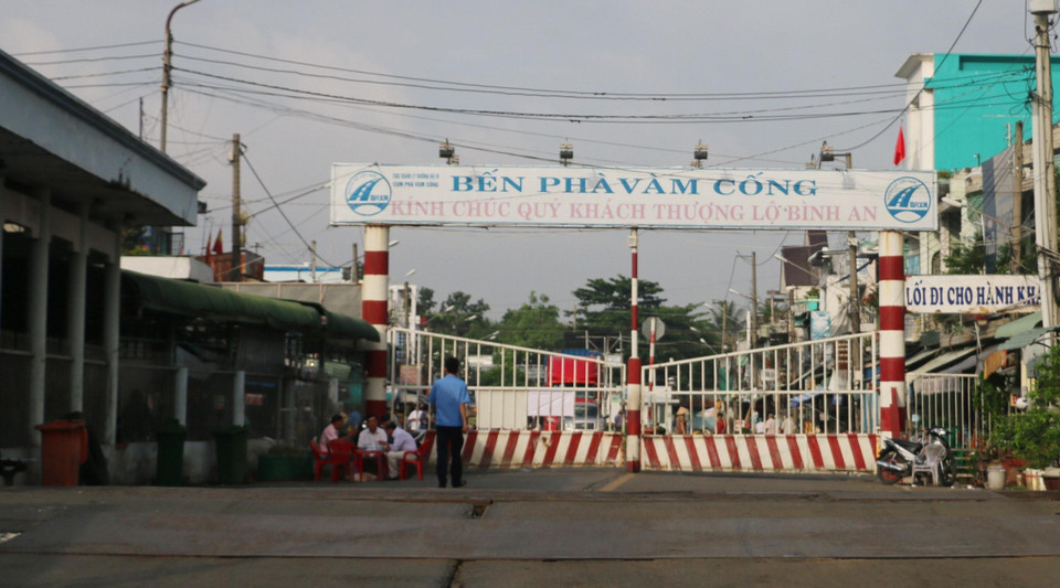 Bến phà Vàm Cống tạm dừng hoạt động vào 9 giờ ngày 30/6. (Ảnh: Công Mạo/TTXVN)