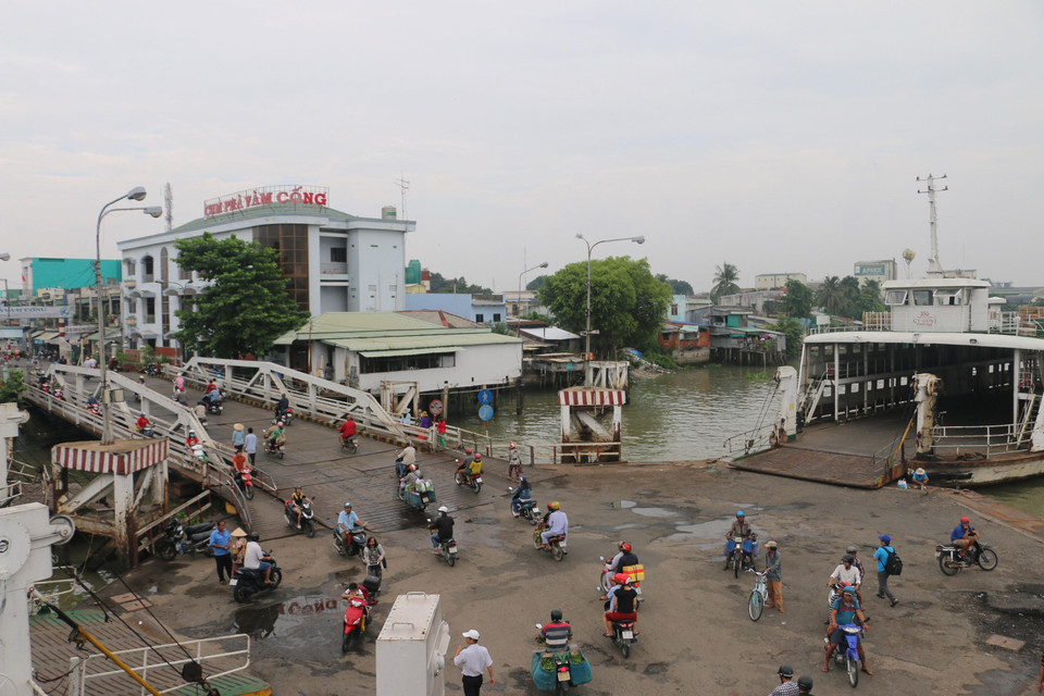 Những hàng khách cuối lên phà Việt Dan 1 - trước khi Bến phà Vàm Cống tạm dừng hoạt động. (Ảnh: Công Mạo/TTXVN)