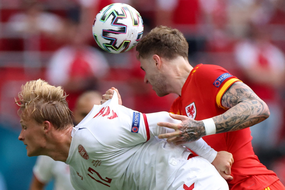 Trận mở màn vòng 1/8 EURO 2020 diễn ra hấp dẫn sau tiếng còi khai cuộc. (Nguồn: AFP)