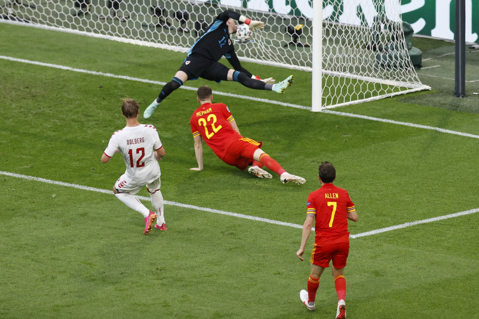 Đến phút 48, Kasper Dolberg một lần nữa lên tiếng với pha dứt điểm góc gần làm tung lưới Danny Ward. (Nguồn: AFP)