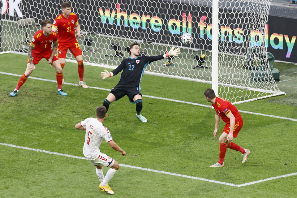 Phút 88, Joakim Maehle ghi bàn nâng tỷ số lên 3-0 cho Đan Mạch. (Nguồn: AFP)