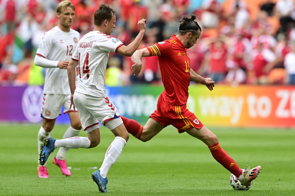 Gareth Bale cùa Xứ Wales tạo ra pha bóng đánh chú ý trước. (Nguồn: Getty Images)