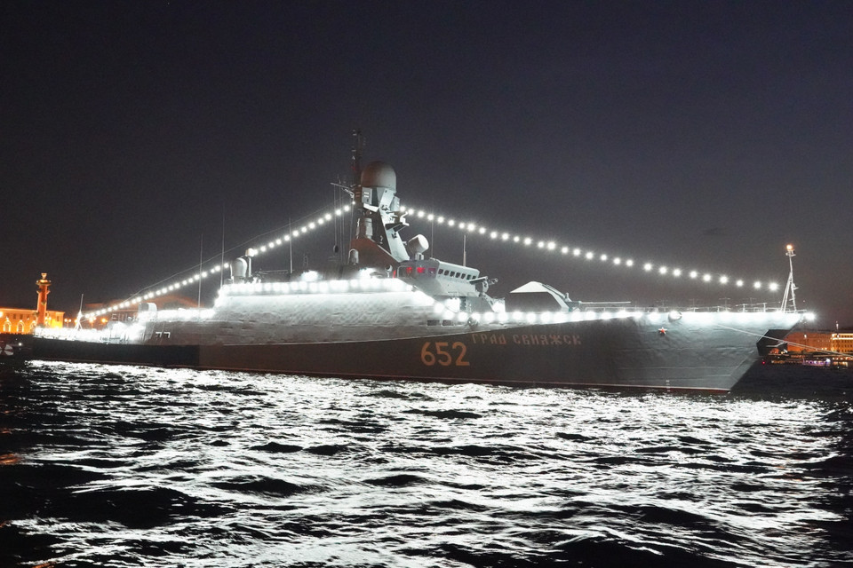 Tàu chiến của Hải quân Nga đậu trên sông Neva chuẩn bị cho Ngày Hải quân. (Ảnh: Duy Trinh/TTXVN)