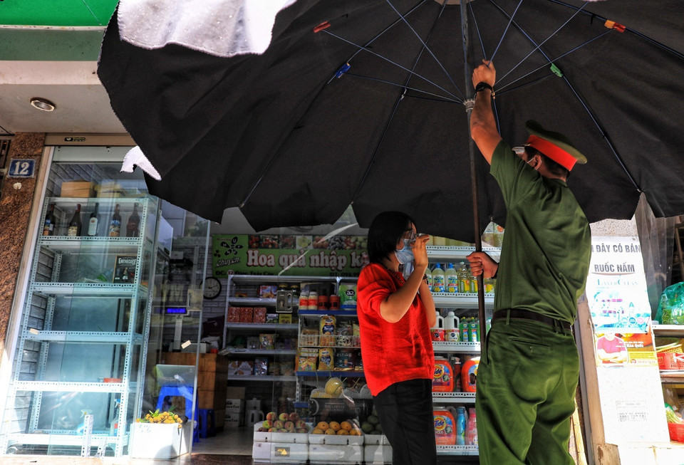 Các cửa hàng, quán ăn được yêu cầu thực hiện các biện pháp phòng, chống dịch bệnh COVID-19. (Ảnh: Thành Đạt/TTXVN)