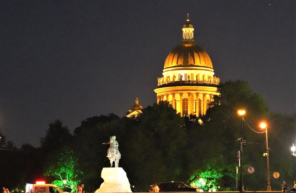 Tượng Piotr Đại đế và Nhà thờ thánh Issac, những biểu tượng của St. Petersburg về đêm. (Ảnh: Duy Trinh/TTXVN)
