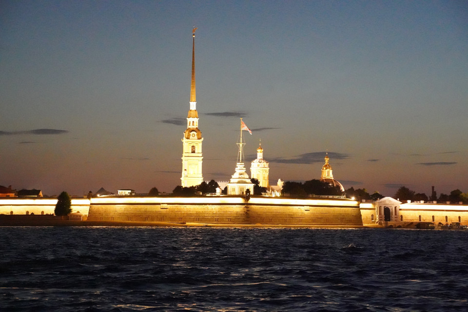 Pháo đài Petro-Pavlov trong đêm nhìn từ sông Neva. (Ảnh: Duy Trinh/TTXVN)