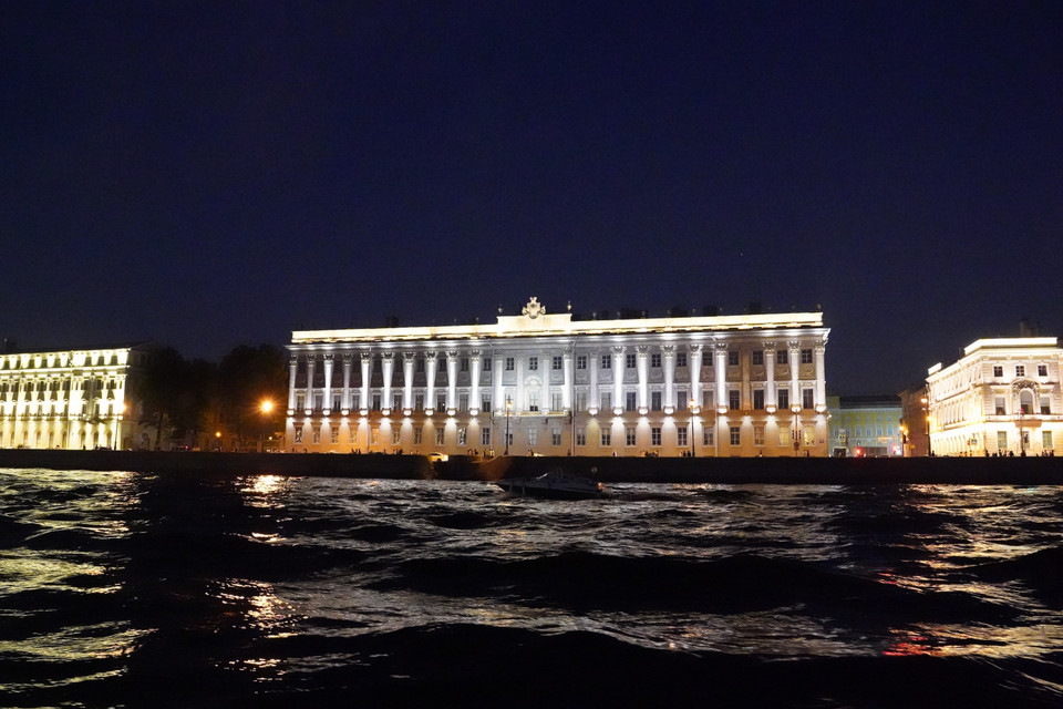 Cung điện đá cẩm thạch, tô điểm cho bờ kè trên sông Neva ngày nay, được Nữ hoàng Ekaterina II tặng cho người tình của bà Grigory Orlov. (Ảnh: Duy Trinh/TTXVN)