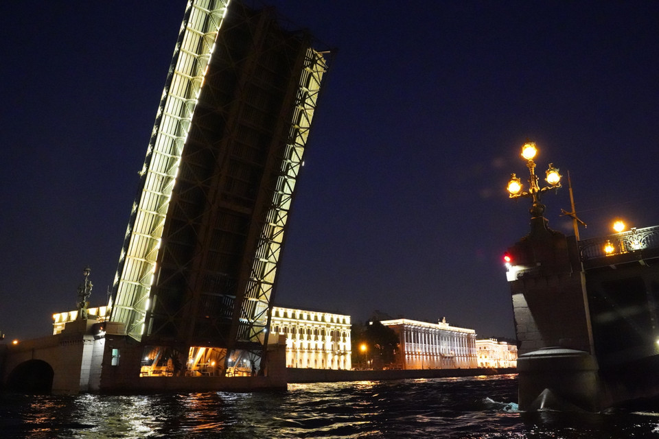 Dự án xây dựng cầu Troitsky được Nga Hoàng Nicholas II phê duyệt năm 1897 và do người Pháp xây dựng nhằm đáp lại tấm thịnh tình khi Sa Hoàng Alexander III cho xây cây cầu mang tên Sư tử vàng bắc qua dòng sông Seine ở Thủ đô Paris. Điểm đặc biệt của cầu Troitsky là mở một cánh. (Ảnh: Duy Trinh/TTXVN)