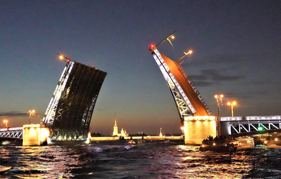 Hình ảnh hai cánh cầu rộng mở từ lâu đã là biểu tượng của thành phố St. Petersburg. Cầu được xây dựng đầu thế kỷ 20 với phần kết cấu thép nặng 7770 tấn, dài 250m, mỗi cánh cầu mở có trọng lượng 700 tấn. (Ảnh: Duy Trinh/TTXVN)