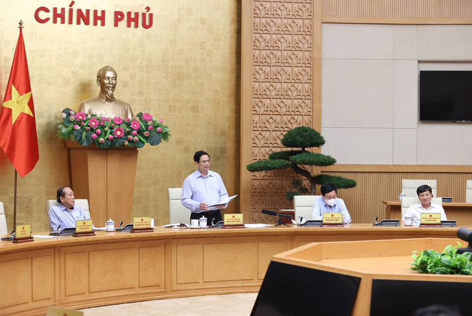 Thủ tướng Phạm Minh Chính chủ trì cuộc họp khẩn của Chính phủ với Ban Chỉ đạo Quốc gia phòng, chống COVID-19 để nghe báo cáo tình hình dịch bệnh, trên cơ sở đó xem xét, quyết định những giải pháp mạnh mẽ hơn, quyết liệt hơn trước những diễn biến dịch phức tạp hiện nay. (Ảnh: Dương Giang/TTXVN)