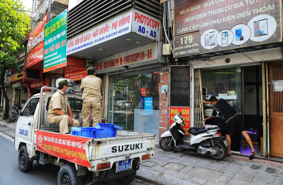 Yêu cầu các cơ sở kinh doanh dịch vụ không thiết yếu trên phố Nguyễn Lương Bằng đóng cửa. (Ảnh: Thành Đạt/TTXVN)
