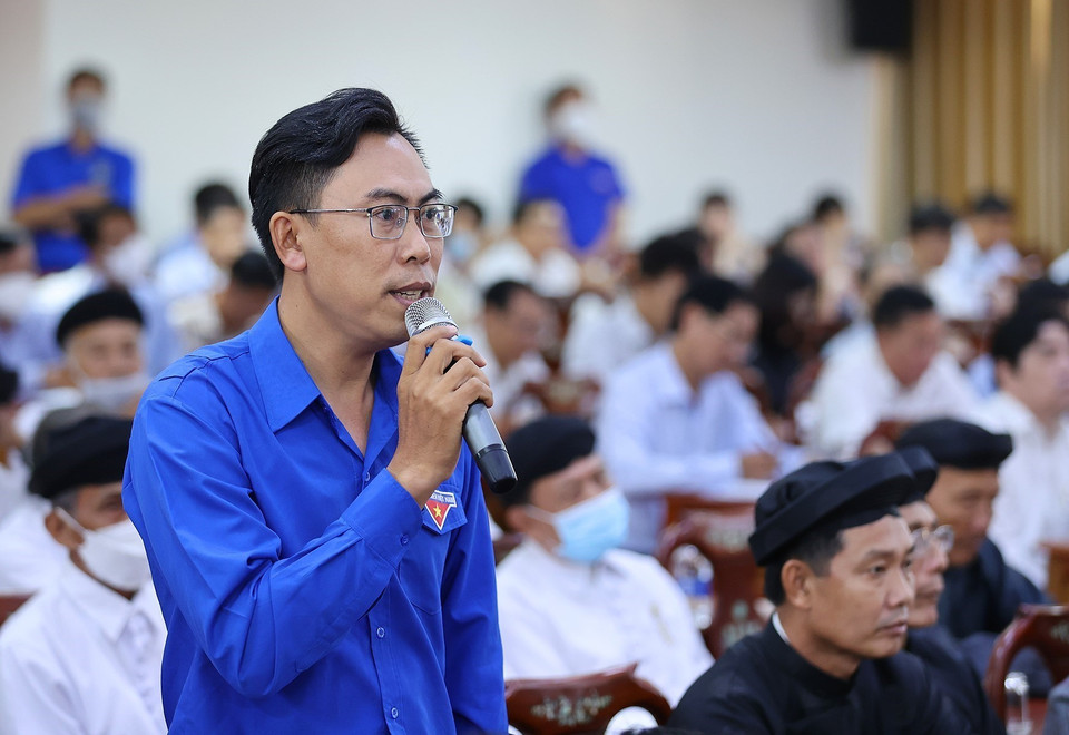 Đại diện cử tri thanh niên, thành phố Cần Thơ nêu ý kiến tại buổi tiếp xúc Đoàn đại biểu Quốc hội thành phố Cần Thơ. (Ảnh: Dương Giang/TTXVN)