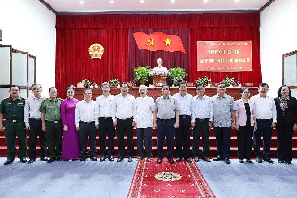 Thủ tướng Phạm Minh Chính với lãnh đạo, cử tri thành phố Cần Thơ. (Ảnh: Dương Giang/TTXVN)