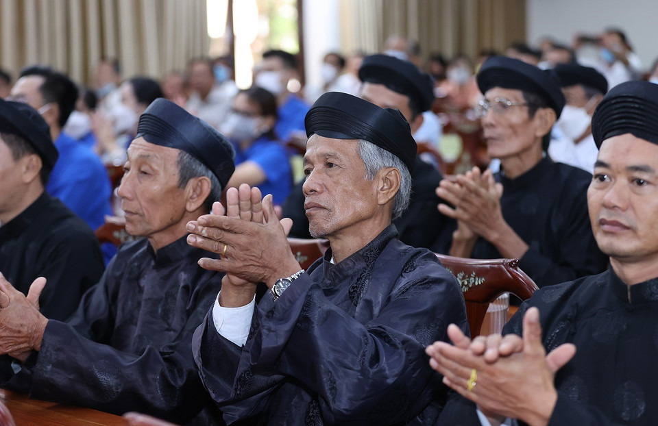 Cử tri tham dự buổi tiếp xúc với Đoàn đại biểu Quốc hội thành phố Cần Thơ. (Ảnh: Dương Giang/TTXVN)