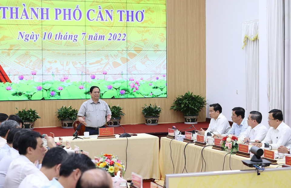 Thủ tướng Phạm Minh Chính làm việc với lãnh đạo chủ chốt thành phố Cần Thơ. (Ảnh: Dương Giang/TTXVN)