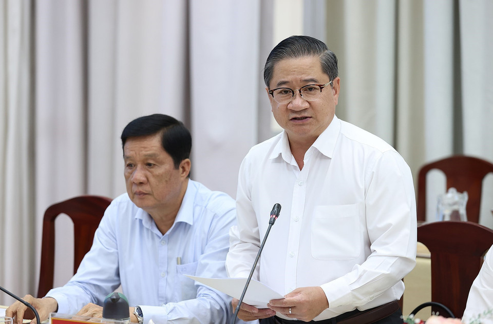 Chủ tịch UBND thành phố Cần Thơ Trần Việt Trường báo cáo tình tình kinh tế-xã hội, quốc phòng, an ninh của thành phố Cần Thơ. (Ảnh: Dương Giang/TTXVN)