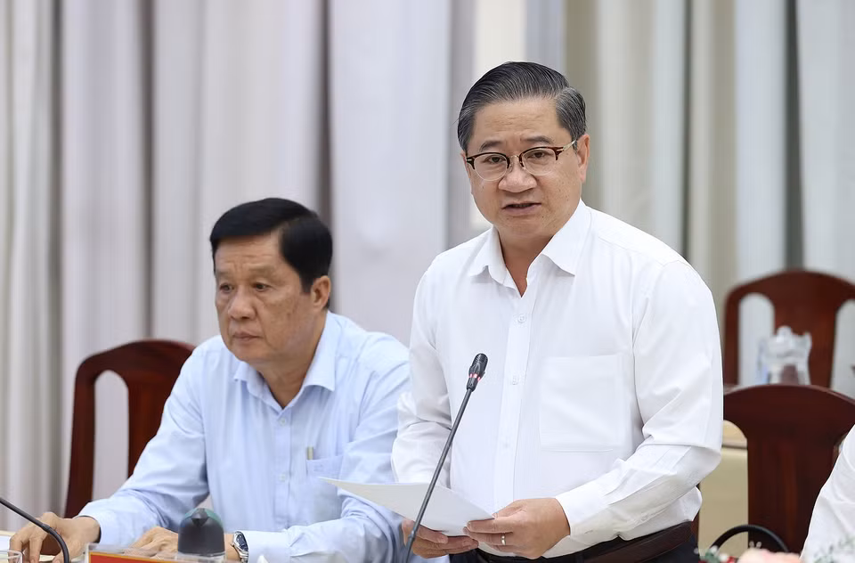 Chủ tịch UBND thành phố Cần Thơ Trần Việt Trường báo cáo tình tình kinh tế-xã hội, quốc phòng, an ninh của thành phố Cần Thơ. (Ảnh: Dương Giang/TTXVN)