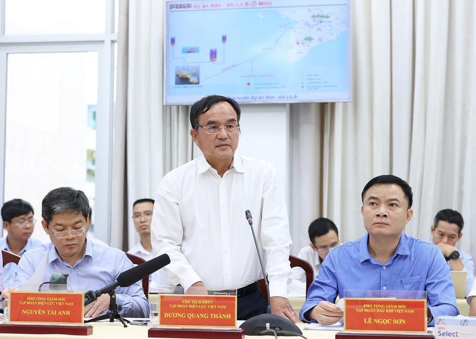Chủ tịch Tập đoàn Điện lực Việt Nam Dương Quang Thành báo cáo tình hình triển khai chuỗi dự án điện-khí Lô B (Ô Môn). (Ảnh: Dương Giang/TTXVN)