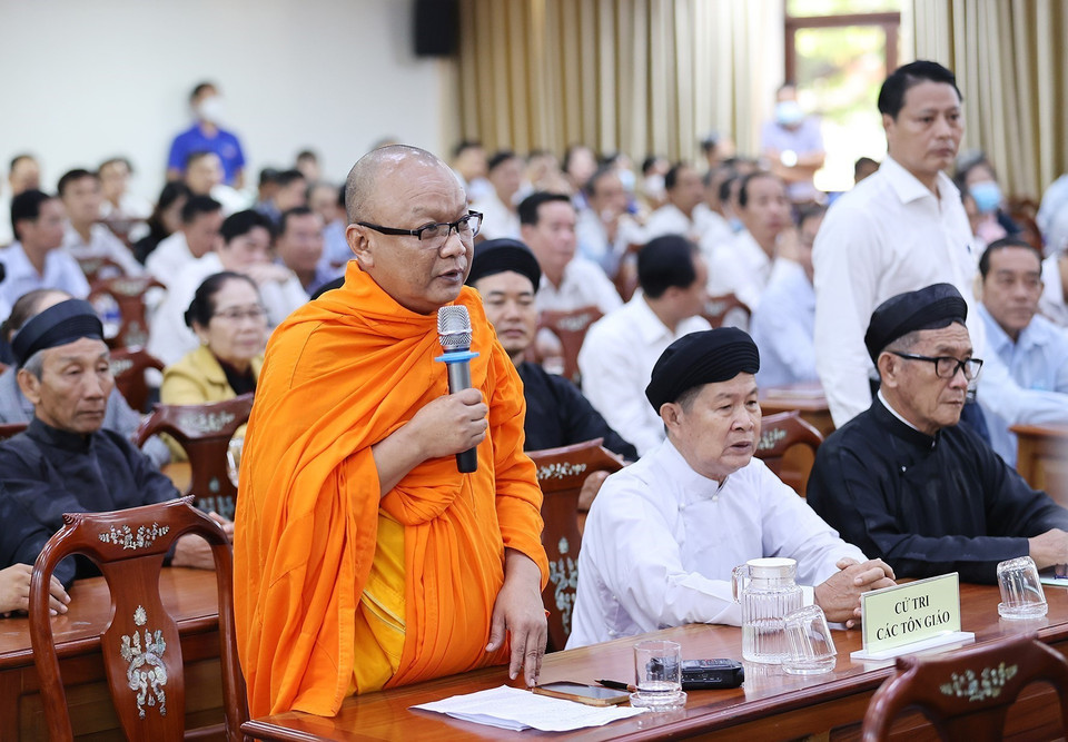 Đại diện cử tri quận Ninh Kiều, thành phố Cần Thơ nêu ý kiến tại buổi tiếp xúc Đoàn đại biểu Quốc hội thành phố Cần Thơ. (Ảnh: Dương Giang/TTXVN) 