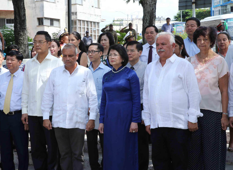 Phó Chủ tịch nước Đặng Thị Ngọc Thịnh và đoàn đại biểu Việt Nam đặt vòng hoa tại Tượng đài Chủ tịch Hồ Chí Minh. (Ảnh: Phương Hoa/TTXVN)