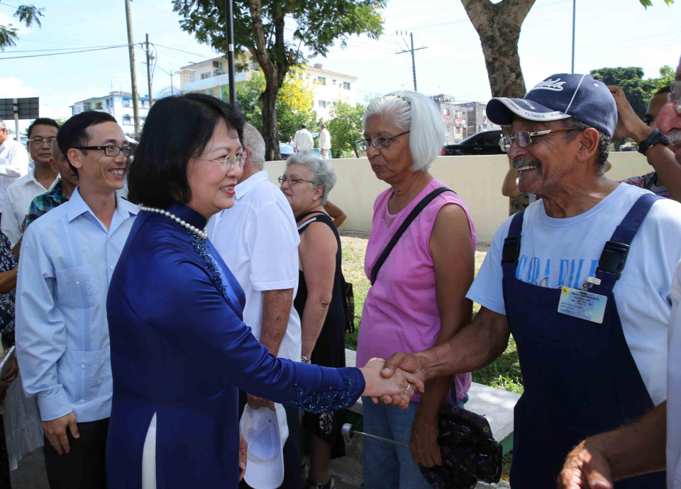 Phó Chủ tịch nước Đặng Thị Ngọc Thịnh với nhân dân Cuba tại Thủ đô La Habana.(Ảnh: Phương Hoa/TTXVN)