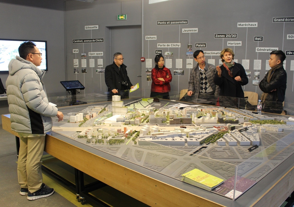  Bà Corinne Martin, người phụ trách truyền thông của Khu đô thị Clichy-Batignolles (thứ hai bên phải) chia sẻ với đoàn nhà báo Việt Nam tại văn phòng ở Paris. (Ảnh: Hùng Võ/Vietnam+)