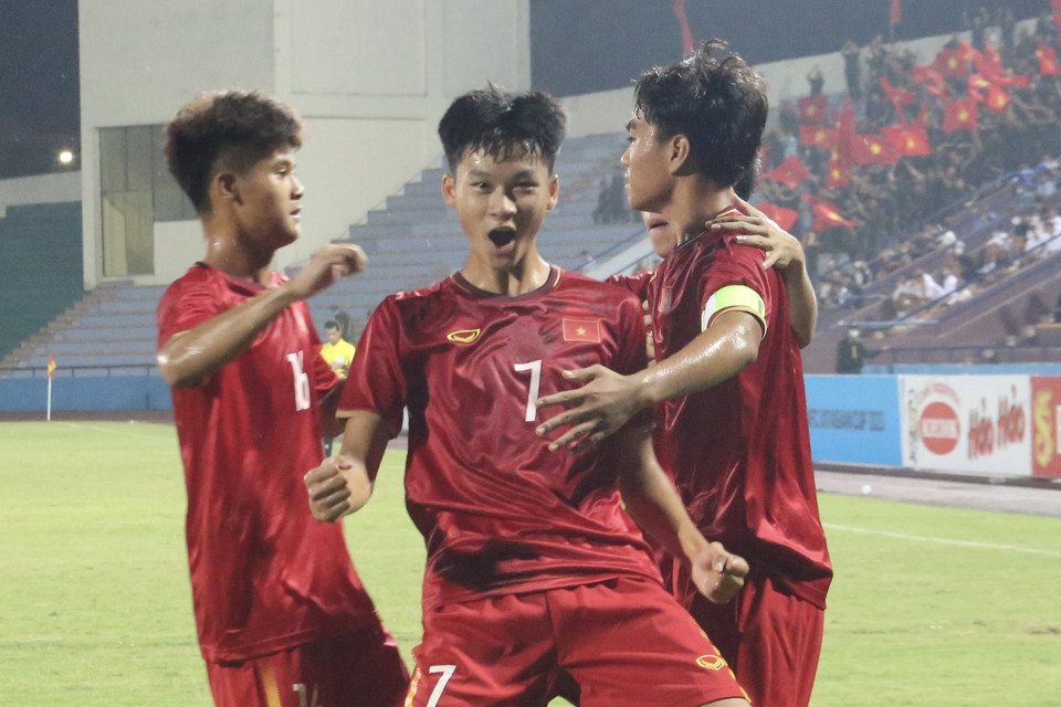 Các cầu thủ U17 Việt Nam ăn mừng bàn thắng nâng tỷ số lên 3-0 của Đình Thượng. (Ảnh: Minh Quyết/TTXVN)