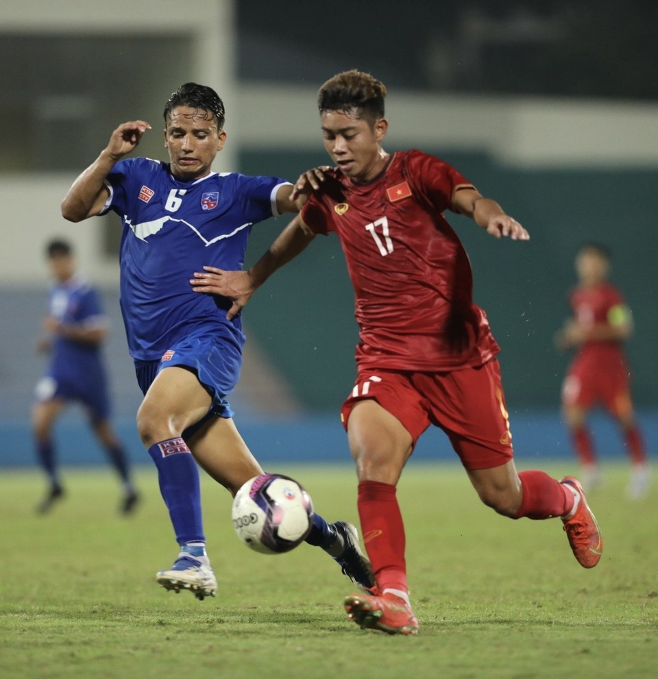 Pha lên bóng phía hành lang cánh trái của cầu thủ Hoàng Anh (số 17, Việt Nam). (Ảnh: Minh Quyết/TTXVN)