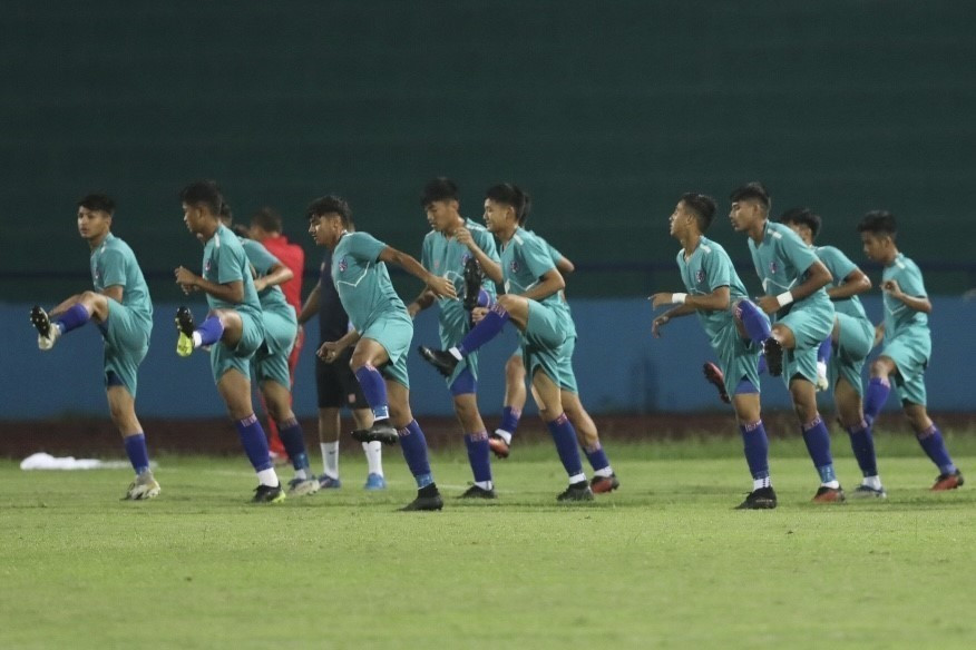 Các cầu thủ U17 Nepal khởi động trước trận đấu. (Ảnh: Minh Quyết/TTXVN)