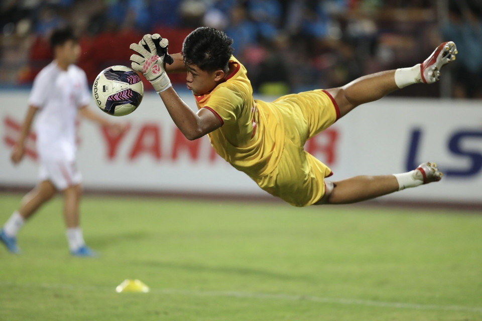 Các cầu thủ U17 Việt Nam khởi động trước trận đấu. (Ảnh: Minh Quyết/TTXVN)