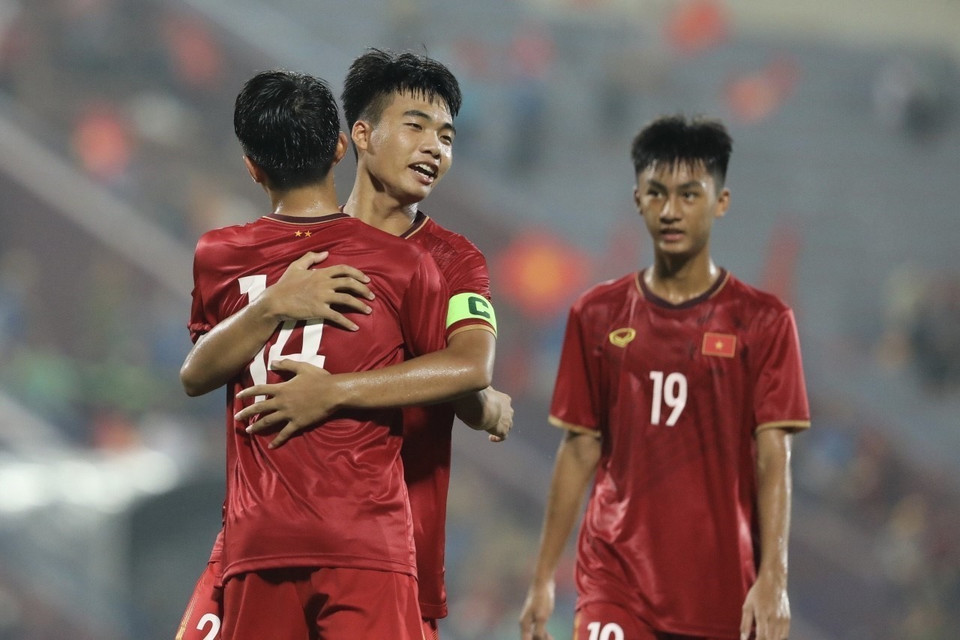 Cầu thủ Huỳnh Văn Danh (số 14, Việt Nam) ghi bàn thắng ấn định chiến thắng 5-0 cho U17 Việt Nam. (Ảnh: Minh Quyết/TTXVN)