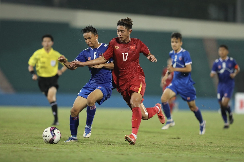 Pha lên bóng phía hành lang cánh trái của cầu thủ Hoàng Anh (số 17, Việt Nam). (Ảnh: Minh Quyết/TTXVN)