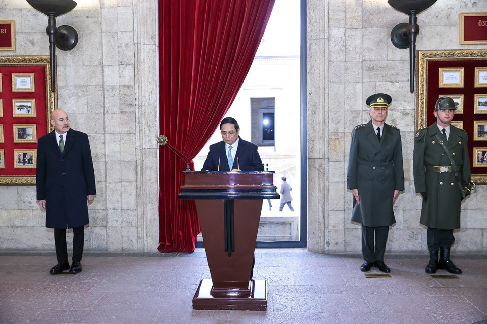 Thủ tướng Phạm Minh Chính ghi lưu bút tại Lăng tưởng niệm Tổng thống Mustafa Kemal Ataturk. (Ảnh: Dương Giang/TTXVN)