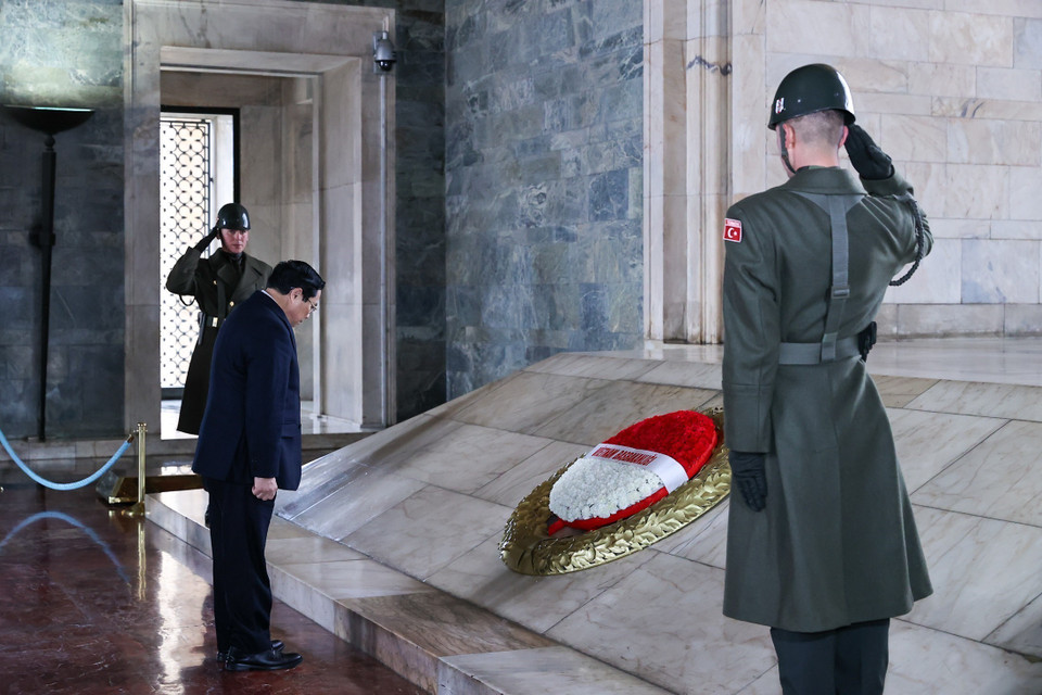 Thủ tướng Phạm Minh Chính tưởng niệm Tổng thống Mustafa Kemal Ataturk. (Ảnh: Dương Giang/TTXVN)