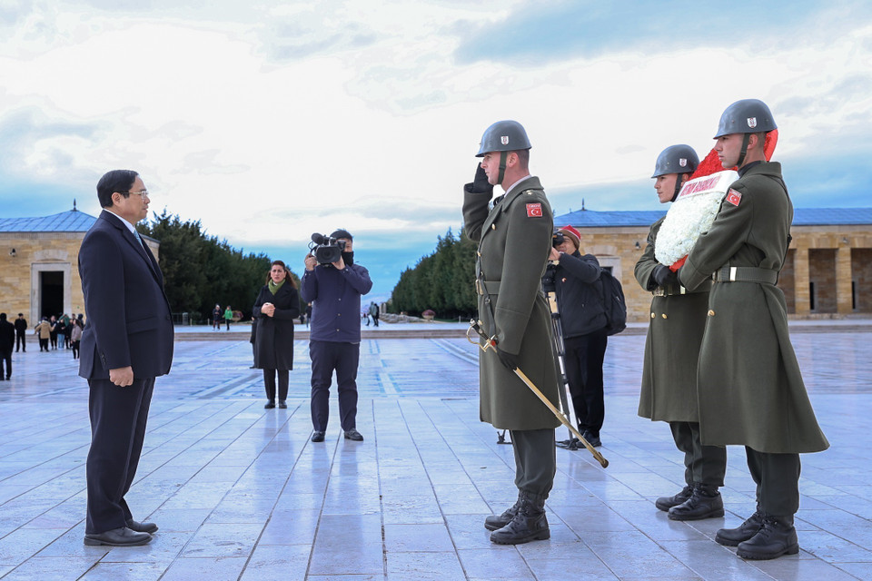 Thủ tướng Phạm Minh Chính đặt vòng hoa tưởng niệm Tổng thống Mustafa Kemal Ataturk. (Ảnh: Dương Giang/TTXVN)