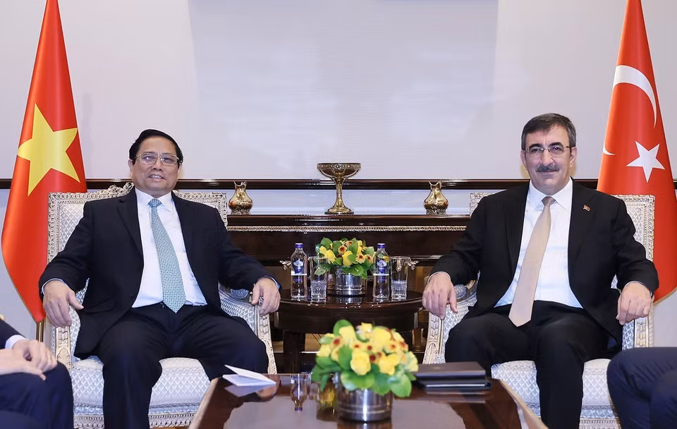 Thủ tướng Phạm Minh Chính gặp hẹp Phó Tổng thống Thổ Nhĩ Kỳ Cevdet Yilmaz. (Ảnh: Dương Giang/TTXVN)