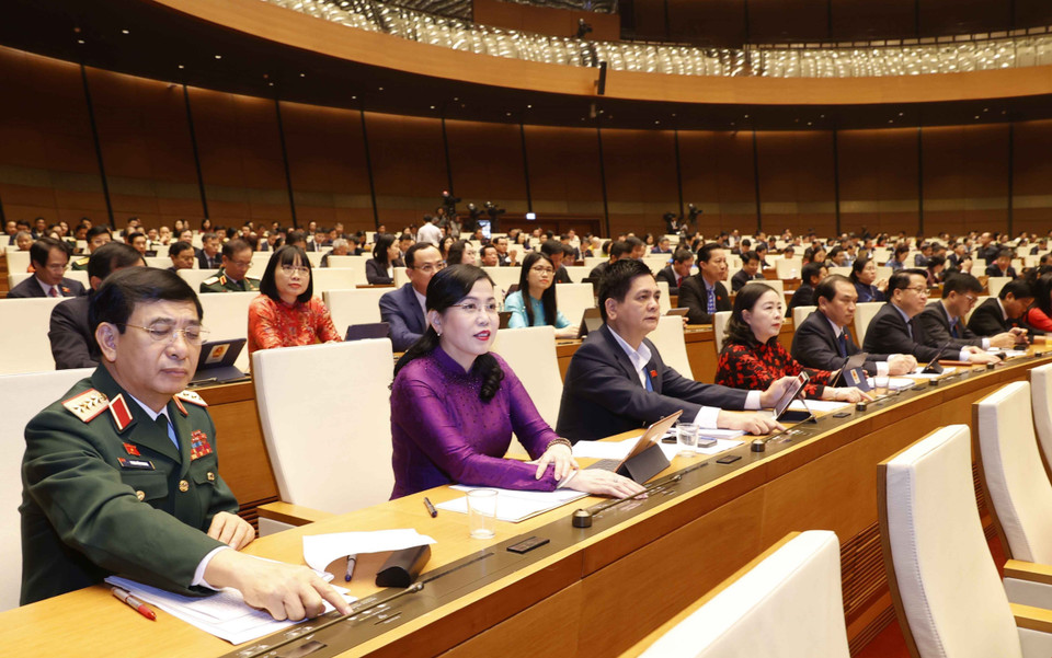 Đoàn đại biểu Quốc hội tỉnh Thái Nguyên biểu quyết thông qua hai nghị quyết. (Ảnh: Doãn Tấn/TTXVN)
