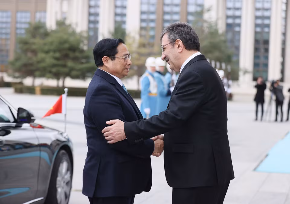 Phó Tổng thống Thổ Nhĩ Kỳ Cevdet Yilmaz đón Thủ tướng Phạm Minh Chính. (Ảnh: Dương Giang/TTXVN)