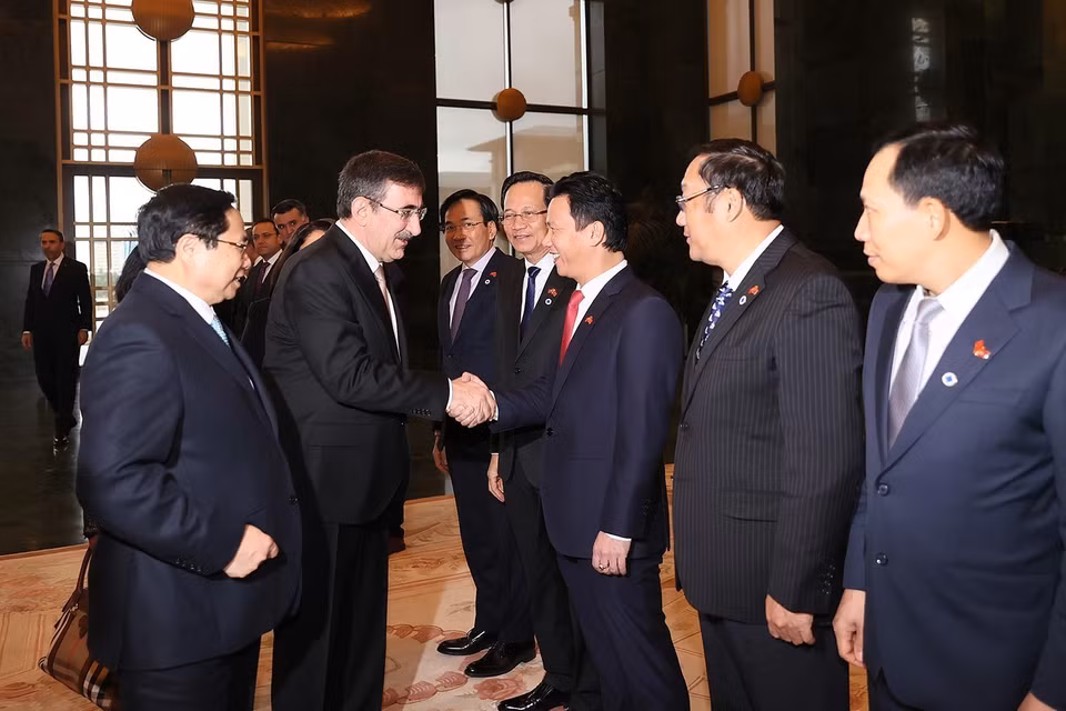 Thủ tướng Phạm Minh Chính giới thiệu với Phó Tổng thống Thổ Nhĩ Kỳ Cevdet Yilmaz các thành viên Đoàn đại biểu Việt Nam. (Ảnh: Dương Giang/TTXVN)