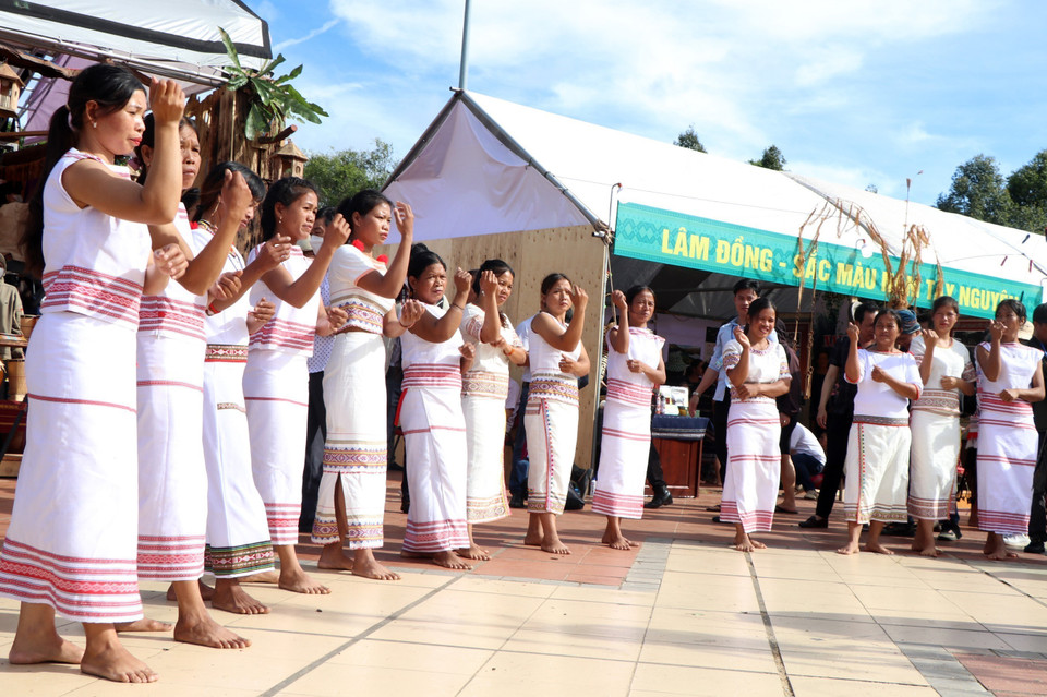 Các cô gái Rơ Măm múa xoang. (Ảnh: Cao Nguyên/TTXVN)