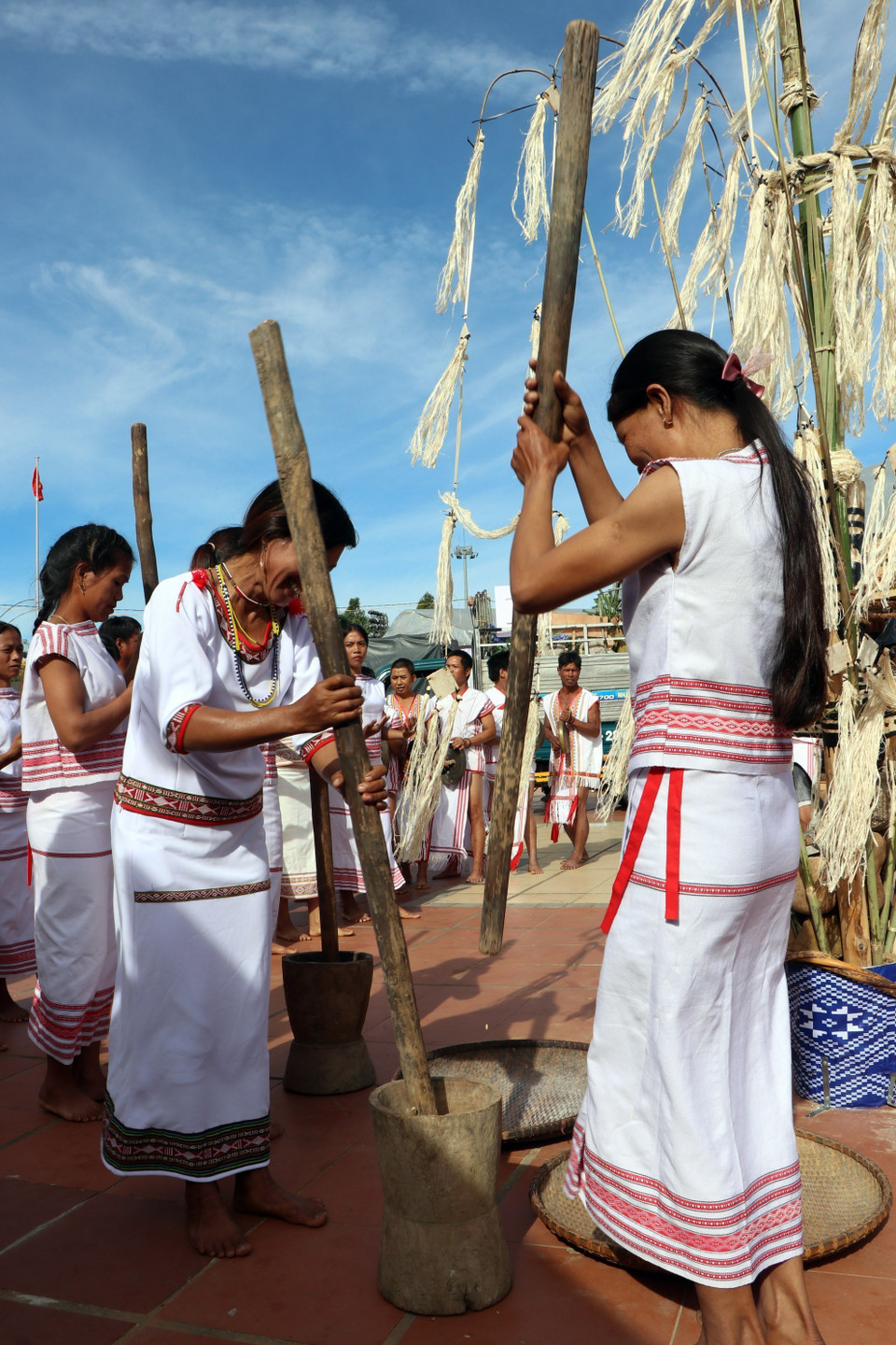 Sau khi mở cửa Kho lúa, phụ nữ Rơ Măm giã lúa ra hạt gạo. (Ảnh: Cao Nguyên/TTXVN)